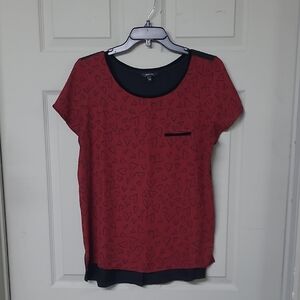 RW&CO Round Neck Short Sleeve Top Black Hearts Print on Red Mixed Media Size M